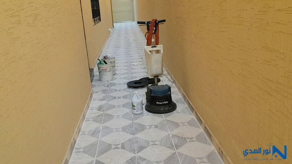 عمال ينظفون الحوش